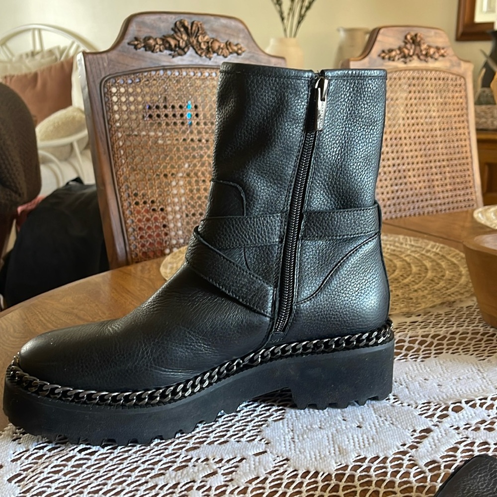 Vince Camuto buen estado 2 puestas , negro talla 7 1/2